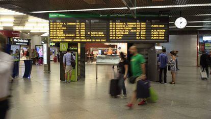 Un cartel anuncia las salidas de trenes de Renfe de la estaci&oacute;n de Atocha, en Madrid.