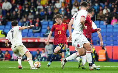 Dani Olmo, en el disparo que supuso el gol del triunfo de España ante Albania. Getty
