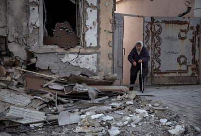 Una vecina de Jersón camina entre las ruinas de su casa, destruida por un misil ruso, el 29 de diciembre.