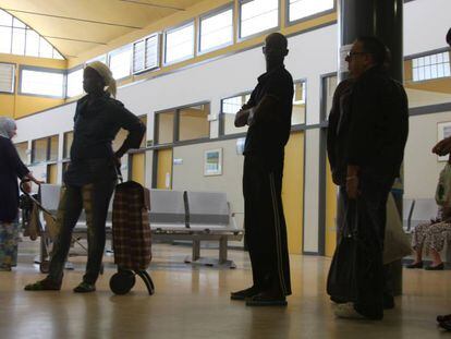 Inmigrantes sin papeles apuran los últimos días en que se les atenderá debido a los recortes en sanidad adoptados por el Gobierno, en el centro de salud Alameda de Madrid, en diciembre de 2012.