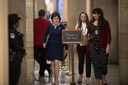 La senadora Susan Collins (izquierda) en los pasillos del Capitolio.