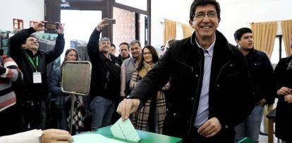 Votación de Juan Marín, líder de Ciudadanos en Andalucía, vota en las elecciones autonómicas del 2 de diciembre.