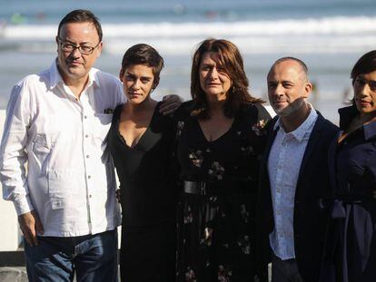 Desde la izquierda, Manuel Martín Cuenca posa con los actores María León, Adelfa Calvo, Javier Gutiérrez y Adriana Paz, hoy durante la presentación de 'El autor' en San Sebastián.