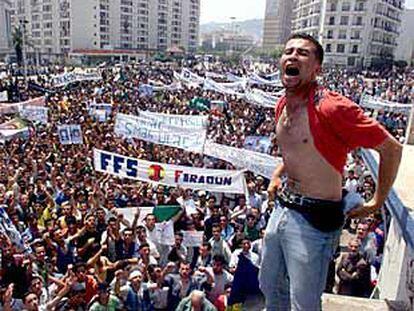 Un joven bereber grita durante la manifestación en Argel, que congregó a más de 200.000 personas.