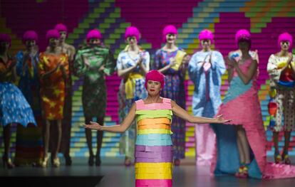 Ágatha Ruiz de la Prada, al cierre de su desfile en 2015.