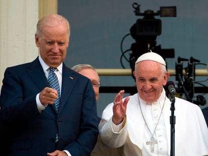Joe Biden y el Papa Francisco en una fotografía de archivo de septiembre de 2015, en Washington, Estados Unidos.