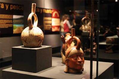 Dos de las piezas que forman parte de la exposición sobre el tesoro del Señor de Sipán que se exhibe en Alicante.