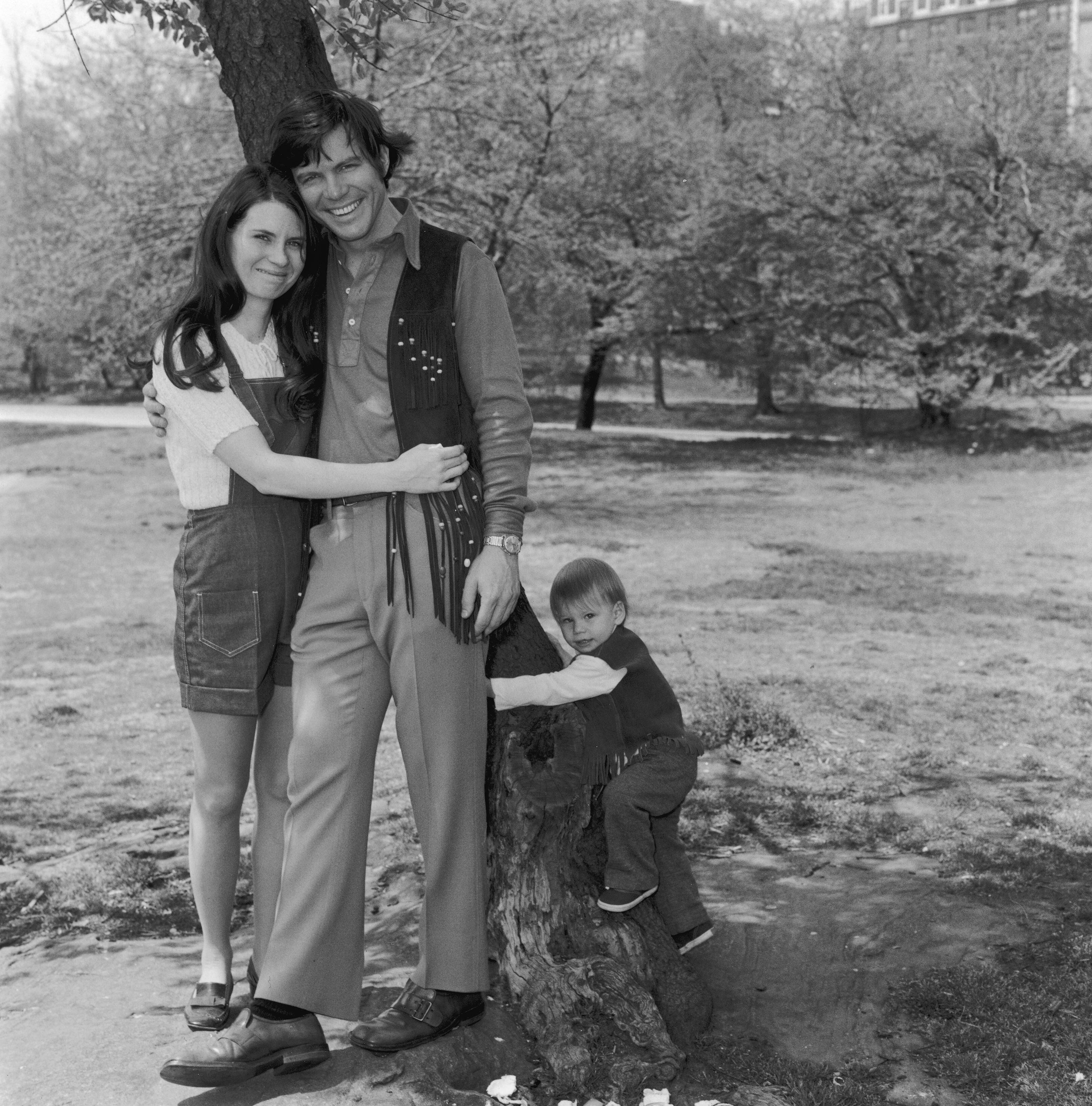 La directora de 'casting' Mary Jo Slater y el actor Michael Hawkins con su hijo, Christian Slater, en Central Park (Nueva York) en 1973.