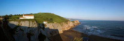 Ermita de San Telmo, en Zumaia, Guip&uacute;zcoa, una de las localizaciones de la pel&iacute;cula dirigida por Emilio Mart&iacute;nez L&aacute;zaro.