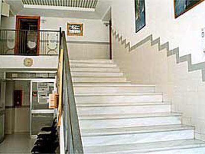 Escaleras en el Conservatorio de Música de Benidorm, sin accesos para minusválidos.