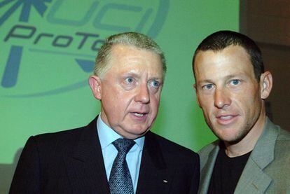 Hein Verbruggen junto a exciclista Lance Armstrong en 2005.