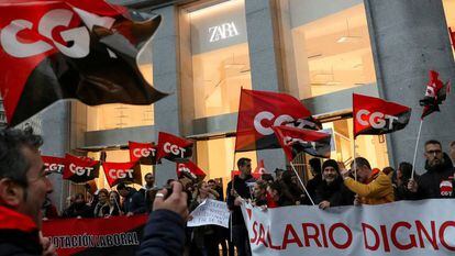 Imagen de archivo del pasado 24 de noviembre de una protesta de CGT a las puertas de la tienda de Zara en Plaza España, Madrid.