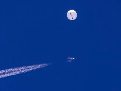 El globo chino, el pasado 4 de febrero de 2023, frente a la costa de Carolina del Sur, vigilado por un F-22 estadounidense, antes de ser derribado.
