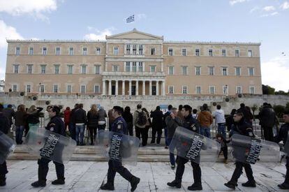 Antidisturbios ante el Parlamento de Atenas, este lunes.