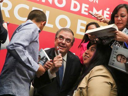 Marcelo Ebrard firma algunos ejemplares después de la presentación de su autobiografía en Ciudad de México, el 20 de marzo.