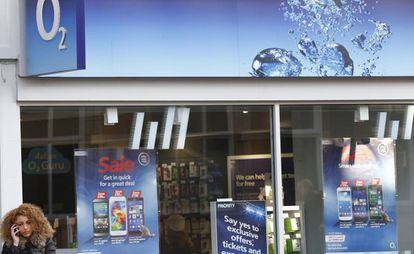 Una mujer, frente a una tienda de 02 en Loughborough (Reino Unido).