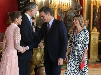 Pedro Sánchez y su mujer, Begoña Gómez, saludan a los Reyes en la recepción posterior al desfile de la Fiesta Nacional.