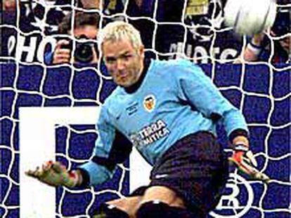 Cañizares desvía con un pie el primer penalti a favor del Bayern, lanzado por Scholl.