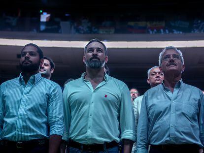 El secretario general de Vox, Ignacio Garriga; el presidente de Vox, Santiago Abascal; y el fundador del partido, José Antonio Ortega Lara, en la clausura de la Asamblea General del partido, ayer en Madrid.