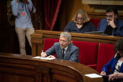 El conseller de Educación de la Generalitat, Josep González-Cambray, durante la sesión plenaria en el Parlament de Cataluña, este miércoles.