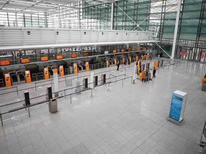 Área de facturación de equipaje de Lufthansa, completamente vacía, en el aeropuerto de Munich.