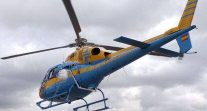 Un helicóptero Pegasus, que controla con un radar las carreteras.
