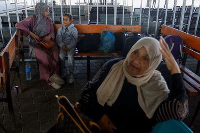 La ciudadana palestino-canadiense Seham al Batnejy y su hija (al fondo) esperan a ser evacuadas tras el cierre del paso fronterizo de Rafah, este domingo. 