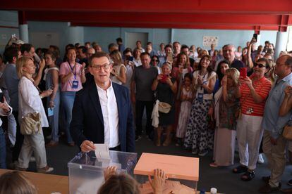 Alberto Núñez Feijóo, candidato del Partido Popular, vota este domingo en el colegio Ramiro de Maeztu (Madrid).