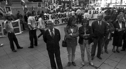 Concentración de Gesto en primer plano, la Ertzainza después para evitar agresiones y las Gestoras pro Amnistía al fondo, en Bilbao, en 1994. 