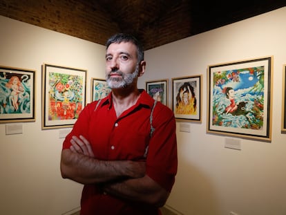 El artista Roberto Maján en la galeria La Fiambrera, en Malasaña.
