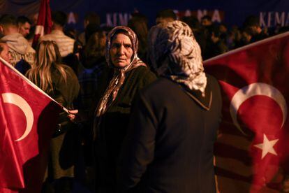 Seguidores del candidato de la oposición, Kemal Kilicdaroglu, en la sede del CHP durante la celebración de las elecciones del domingo.