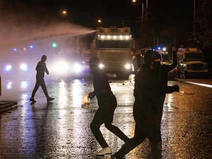 Un grupo de personas atacaba el pasado jueves vehículos policiales en Belfast cerca de uno de los denominados Muros de la Paz.