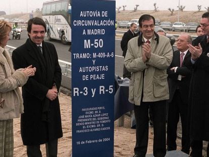 Esperanza Aguirre, José María Aznar, Francisco Álvarez Cascos y Alberto Ruiz-Gallardón, en la inauguración de las radiales R-3 y R-5, en febrero de 2004.