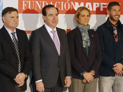 Jos&eacute; Antonio Camacho, el presidente de Mapfre Antonio Huertas, la infanta Elena y Sergio Ramos.  