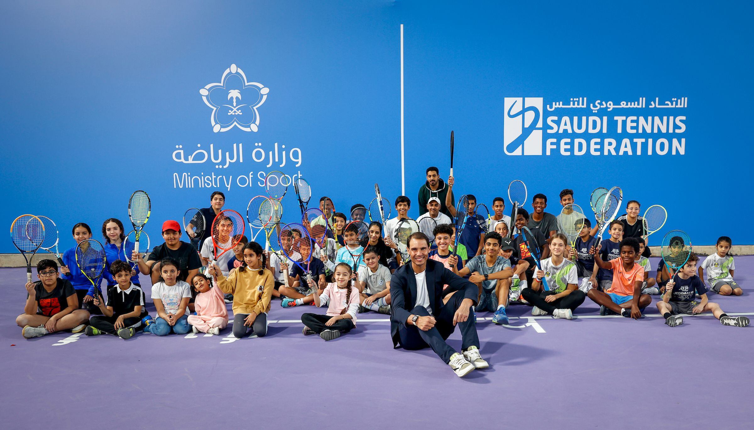 Rafa Nadal durante su visita a una academia de tenis en Riad.