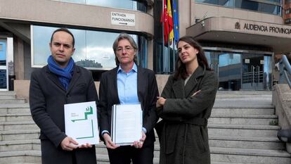 Marta Higueras, José Manuel Calvo y Rita Maestre presentan la denuncia en la Fiscalía Provincial contra Rocío Monasterio.
.