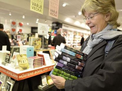 Una lectora compra libros de Alice Munro en Estocolmo.