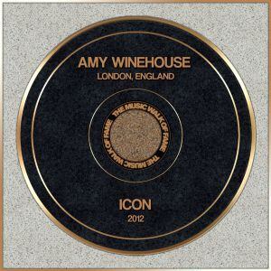 Prototipo de la baldosa que homenajeará a Amy Winehouse.