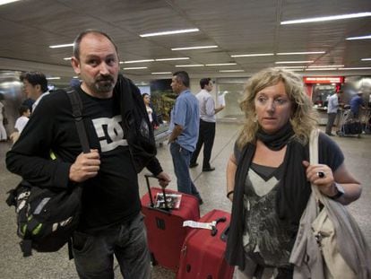 Turistas espa&ntilde;oles desembarcan, hoy, en el aeropuerto de Sao Paulo.