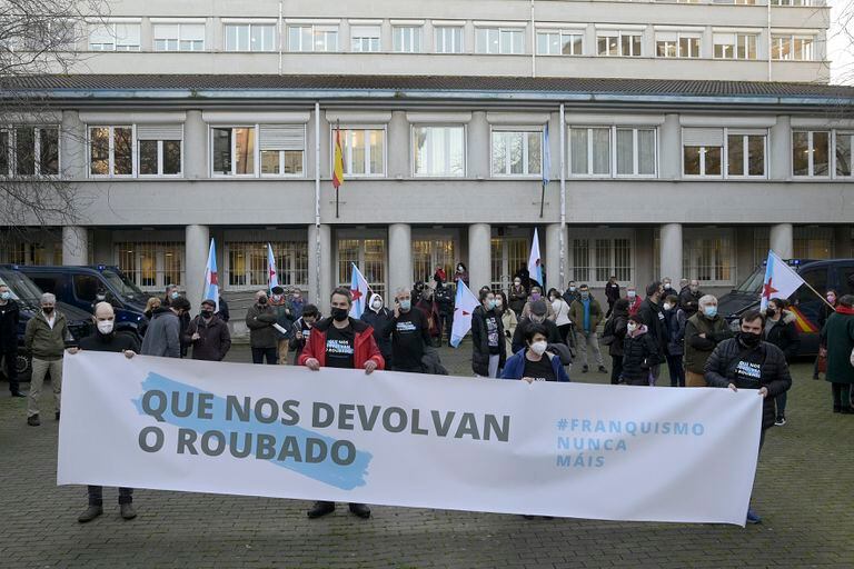 Un grupo de personas se congrega en apoyo a los acusados a las puertas de los juzgados de A Coruña.