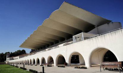 La emblemática tribuna del Hipódromo de la Zarzuela.