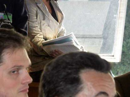 Yasmina Reza viaja junto a Nicolas Sarkozy el pasado marzo, durante la campaña.