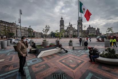Transeúntes en la Plaza de la Constitución de Ciudad de México.