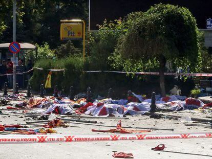 V&iacute;ctimas del atentado de Ankara yacen cubiertas con s&aacute;banas en el lugar de la matanza.