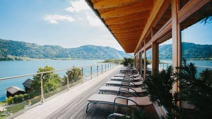 Este hotel de 49 habitaciones se acurruca suavemente sobre la orilla del lago Ossiach, lo que proporciona unas vistas espectaculares del entorno. En su interior, el calor de la chimenea, tazas de chocolate humeante y sauna para después de un largo día de esquí en la estación de Bodensdorf.