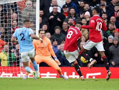 Bruno Fernandes marca el gol del empate entre el Manchester United y el City este sábado.