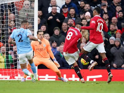 Bruno Fernandes marca el gol del empate entre el Manchester United y el City este sábado.