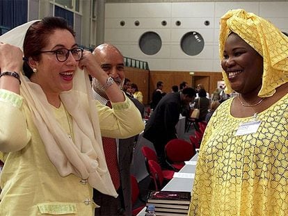 La paquistaní Benazir Bhutto, izquierda, y la senegalesa Aminata Ndiaye, en la Internacional Socialista.