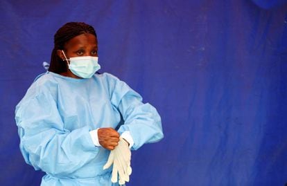 Una enfermera se prepara para realizar pruebas de covid-19 en Sudáfrica. En países de renta media, una estrategia equivocada de inmunización global puede tener costes sin precedentes.
