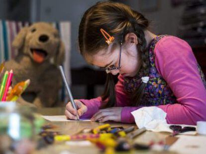 Szirka Voith, una niña húngara de nueve años con síndrome de Down, en su casa en Budapest (Hungría).
